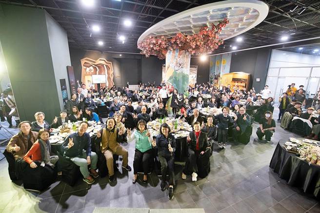 2021台湾设计展2日顺利落幕，市府昨晚特别举办「桃城百味，感受嘉义市之美」设计之夜，呈现设计展满满成果。（嘉义市政府提供∕吕妍庭嘉义传真）