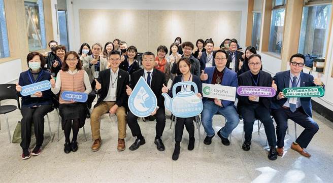 （中国人寿加入环保奉茶行列，中寿协理赵佩君（前排右四）与立法院联合国永续发展目标策进会会长蔡其昌（前排左四）一同出席记者会。图／业者提供）