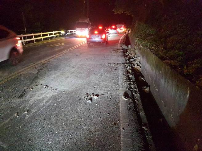 台灣3日傍晚5點46分，東部海域發生芮氏規模6.0的地震，宜蘭最大震度4級，以致台9線南澳路段115.7K處南下車道，有1車輛底盤遭邊坡落石卡住，幸未造成人員傷亡。（宜蘭縣消防局提供／羅亦晽宜蘭傳真）