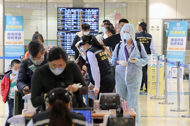 农历春节将至，许多台商与旅外国人会赶在除夕前回台，受到新冠疫情影响，返国旅客都要入境检疫14日（7＋7）再加上7日的自主管理，为了在除夕日前够完成居检出关与亲友团聚，许多人都算好时间，提早最少三星期检疫大限前返国，桃园机场这周的入境旅客也明显增加，这波返国人潮预估会持续到7日。图为桃园机场入境旅客。（陈麒全摄）　