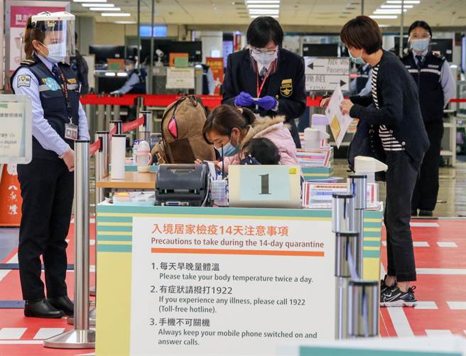 农历春节将至，许多台商与旅外国人会赶在除夕前回台，受到新冠疫情影响，返国旅客都要入境检疫14日（7＋7）再加上7日的自主管理，为了在除夕日前够完成居检出关与亲友团聚，许多人都算好时间，提早最少三星期检疫大限前返国，桃园机场这周的入境旅客也明显增加，这波返国人潮预估会持续到7日。图为桃园机场入境旅客。（陈麒全摄）　