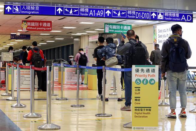 中央流行疫情指挥中心深夜发新闻稿证实，确定新增1例本土病例，为本国籍40多岁女性，是桃园机场的停车场清洁员。（资料照／陈麒全摄）　