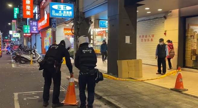 北市3日下午5点46分发生4级地震，长安东路2段53号外墙磁砖剥落，警方立即拉起警示线，提醒来往民眾不要靠近。(翻摄自影片)