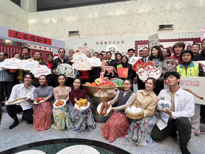 桃园眷村文化节在过年前连续2个周末登场，特别设计「眷味年货大街」，共50摊让市民一览南北眷村特色饮食。（蔡依珍摄）