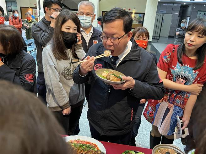 桃园眷村文化节在过年前连续2个周末登场，特别设计「眷味年货大街」，共50摊让市民一览南北眷村特色饮食，市长郑文灿3日也抢先品尝。（蔡依珍摄）
