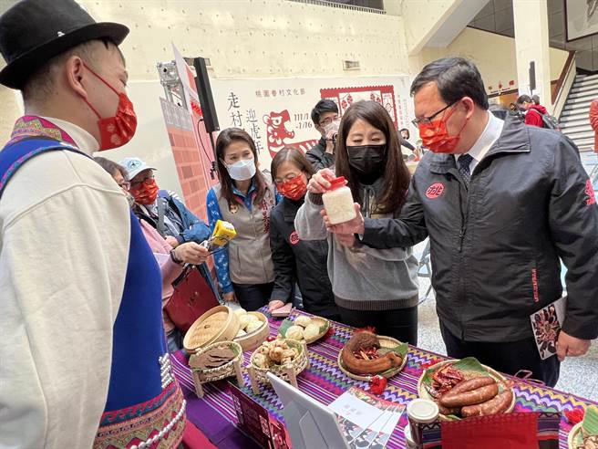 议员舒翠玲向市长郑文灿介绍甜酒酿是儿时味。(蔡依珍摄)