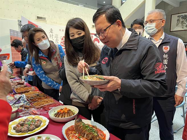 桃园眷村文化节在过年前连续2个周末登场，特别设计「眷味年货大街」，共50摊让市民一览南北眷村特色饮食，市长郑文灿3日也抢先品尝。（蔡依珍摄）