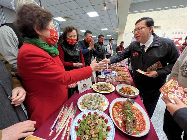 桃园眷村文化节在过年前连续2个周末登场，特别设计「眷味年货大街」，共50摊让市民一览南北眷村特色饮食，市长郑文灿3日也抢先品尝。（蔡依珍摄）