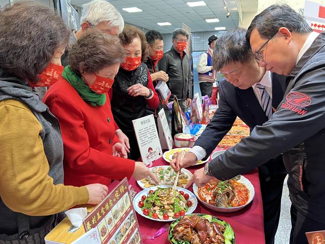郑文灿向国军退除役官兵辅导委员会副主委李文忠推销眷村菜。(蔡依珍摄)