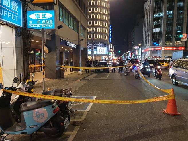 图为3日17时46分发生芮氏规模6.0地震，导致北市长安东路2段53号旁，大楼外墙磁砖掉落，现场已围设封锁线，无人受伤。（民眾提供）