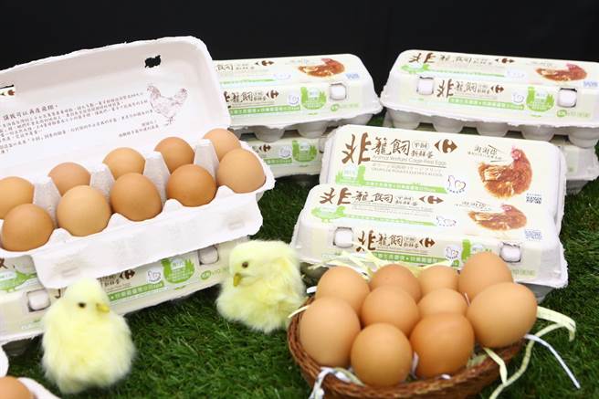 2019年家乐福推出自有品牌非笼饲平饲蛋，10入119元。（家乐福提供）