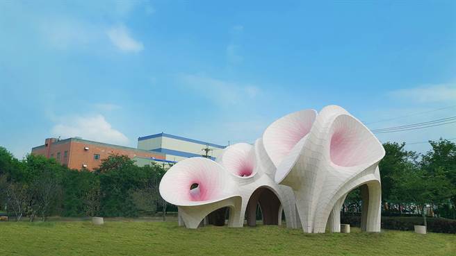 来自法国的艺术家MARC FORNES在中科后里园区创作「飞跃AI-I」公共艺术，结合数位科技及现代工艺，重新诠释花卉之美。（中科管理局提供／卢金足台中传真）