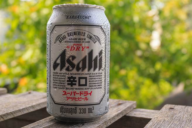 北韩居民们将2罐朝日啤酒罐合而为一，制作成「Asahi灯笼」。（图／达志影像）