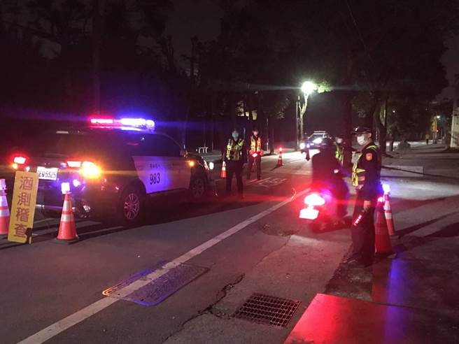 八德警取締酒駕，連假3天逮16件。(警方提供／蔡依珍桃園傳真)
