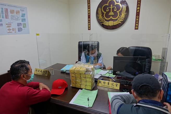 李姓茶商赶在明天4日拍卖前，送来查封的580台斤茶叶供变卖，以抵缴所欠税费。（法务部行政执行署嘉义分署提供∕吕妍庭嘉义传真）