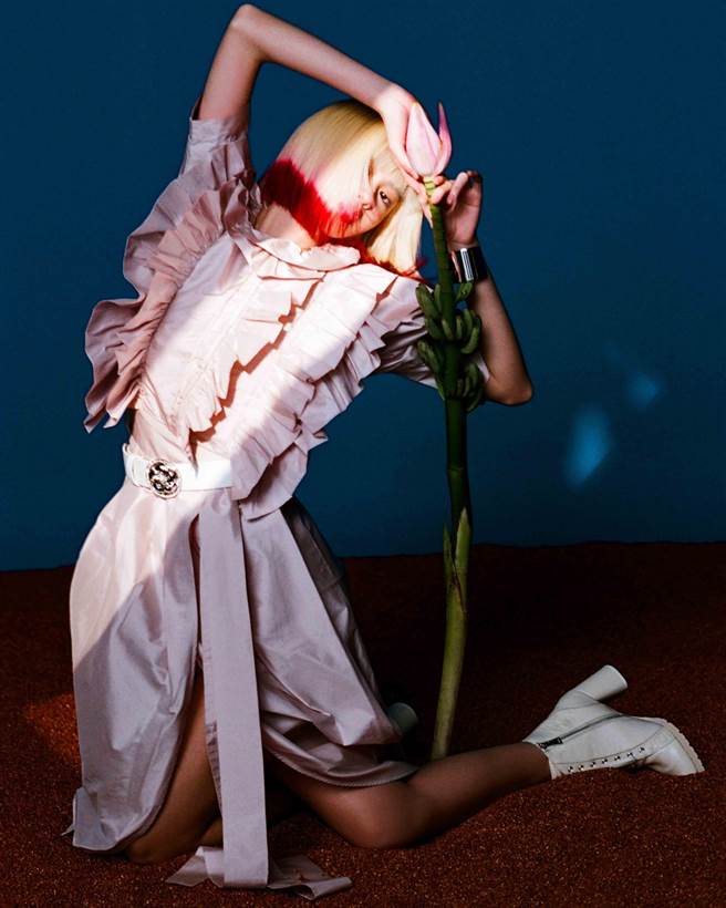 SHIATZY CHEN 夏姿陈新年时尚大片，运用含苞待放的芭蕉花，呼应如花朵般的淡粉色洋装。（SHIATZY CHEN 夏姿陈提供）