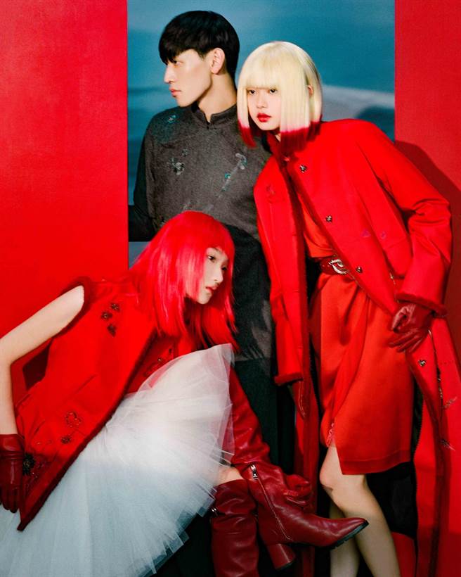 SHIATZY CHEN 夏姿陈以红色拱门象徵「家」，模特们身穿品牌新系列丝缎棉袄，注入农历新年气息。（SHIATZY CHEN 夏姿陈提供）