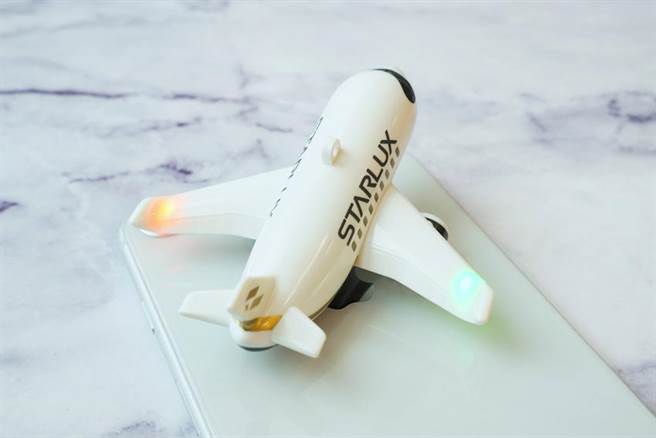 （手掌间遨游世界，「星宇航空 飞机造型icash2.0」1/4抢先于OPEN POINT APP开放预购。图／爱金卡公司提供）