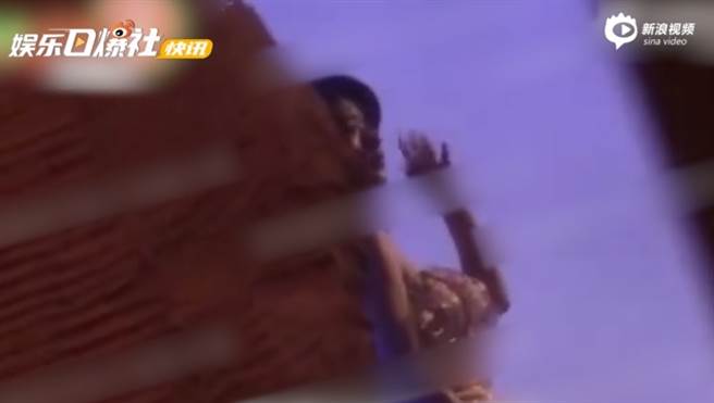 赵丽颖用手在鼻子前不停挥手，但开始拍摄时她马上进入专业状态。（图／翻摄自新浪视频）