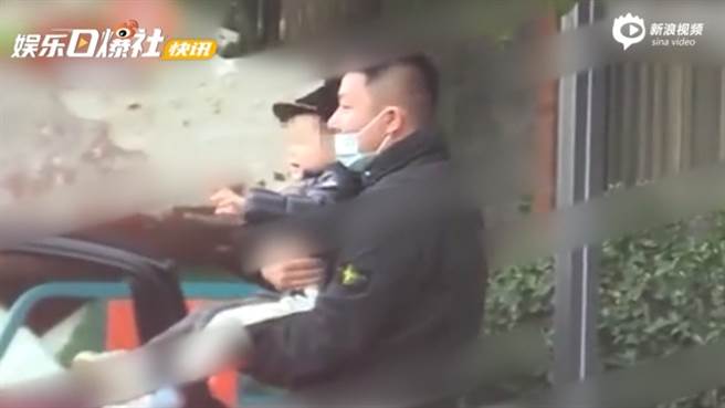 赵丽颖的2岁儿子「想想」来探班，被身穿黑色棉服的工作人员抱着。（图／翻摄自新浪视频）