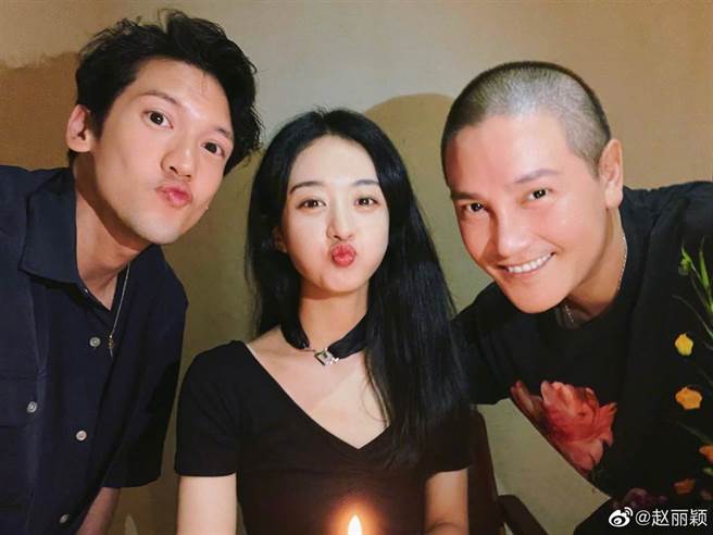 丁子峻（右）、关志斌（左）为赵丽颖庆生。（图／微博@赵丽颖）