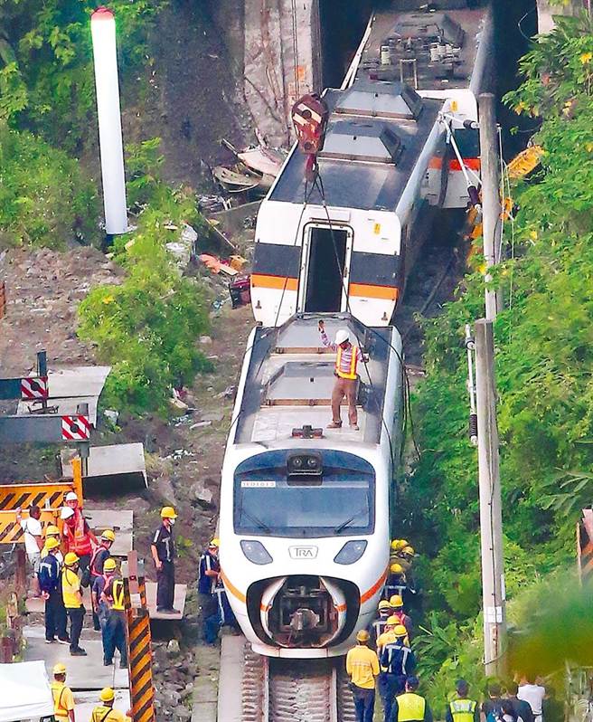 今年4月发生台铁太鲁阁号出轨意外，造成严重伤亡，罹难者家属迄今仍在等候事故真相。（图/本报资料照片）
