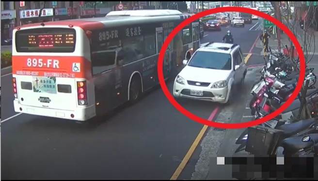 街頭連開6槍警匪片直擊 嫌犯踩油門「甩尾」險撞公車（翻攝畫面） 