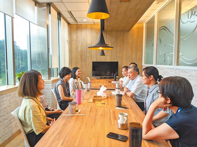 王紹新樂於與員工溝通互動。圖／信邦提供