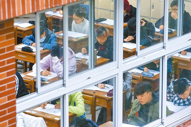 专家指出，今年学测自然组成绩前5000名、社会组前6000名，有机会上台大、清大、阳明交大、政大及成大等5校热门校系，图为考生应试。（本报资料照片）