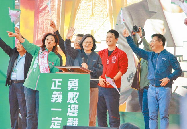 台中第二選區立委補選民進黨候選人林靜儀（前左一）2日在沙鹿區辦造勢大會，總統蔡英文（前左二）表示，要改變在地文化、終結政治惡鬥，就要投票支持林靜儀。（中央社）