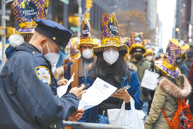 以色列传出同时感染新冠与流感，指挥中心指出这其实并不罕见，呼吁外界勿再用「Flurona」来称呼此种现象。图为美国疫情下的跨年庆典，人们在进入纽约时报广场参加跨年活动前接受检查。（新华社）