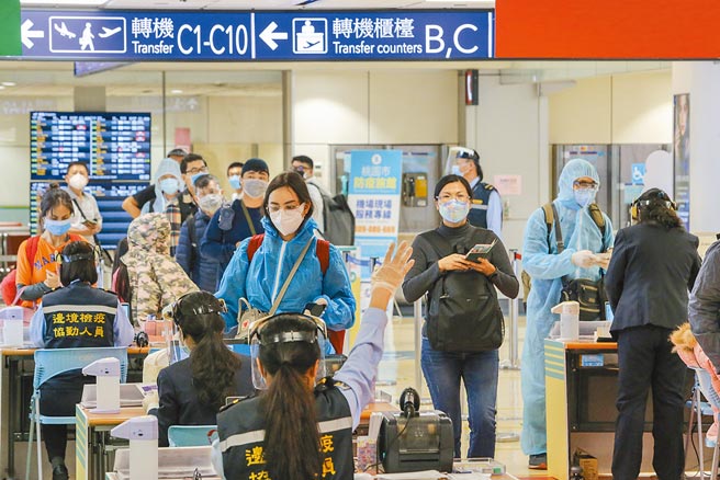 隨著境外移入個案不斷增加，2日再新增20例，疫情指揮中心明天凌晨起將實施更嚴格的入境管制措施。圖為桃園機場入境旅客。（陳麒全攝）