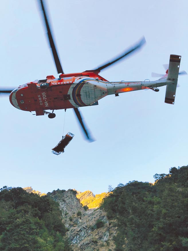 台中市警消與救難人員，半個月來共投入150人次合力完成搜救，桃園市政府體育局李姓股長遺體2日吊掛成功，魂斷中央尖山半個多月，終於回家了。（台中市消防局提供／陳淑娥台中傳真）