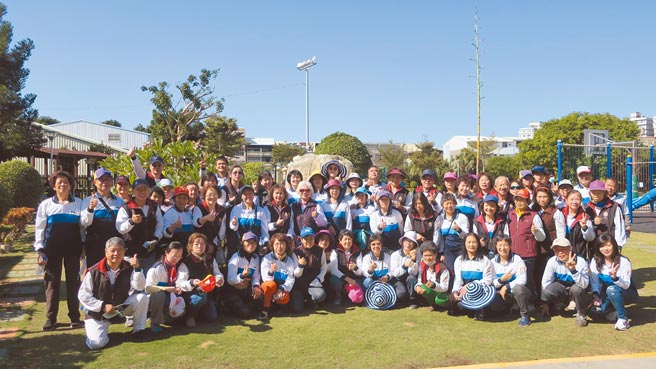 自立街旁千坪社区健康公园是志工队心中最大的骄傲，里面的花草树木都由社区志工亲手栽植照料，也成为亲子休憩最喜爱的地方。