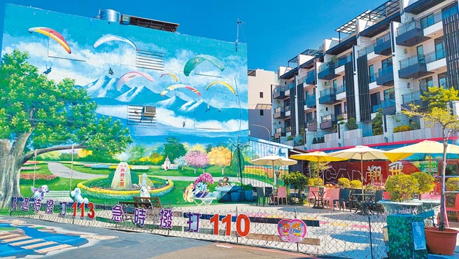 忠权社区位处彰化市蛋黄区市中心，商店、豪宅林立，小小的社区里不论是大街小巷、私人建物围墙甚至铁门，各个角落都充斥着鲜艳亮丽又充满童话色彩的3D立体彩绘。