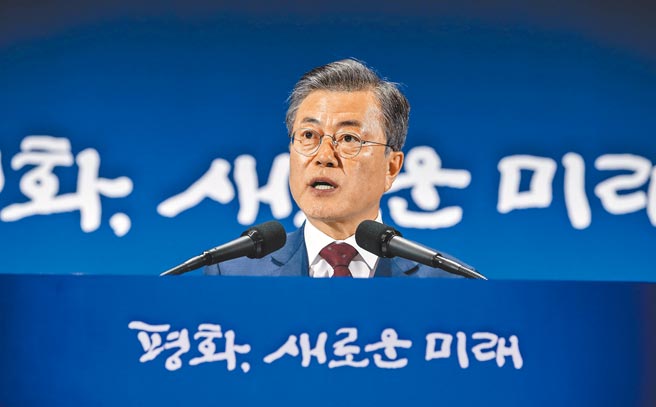 南韩总统文在寅3日将在青瓦台发表任内最后一次新年贺词，是否会谈及特赦前总统朴槿惠的背景及两韩关系改善方案，备受关注。图为文在寅9月18日至20日访问北韩。（中新社）