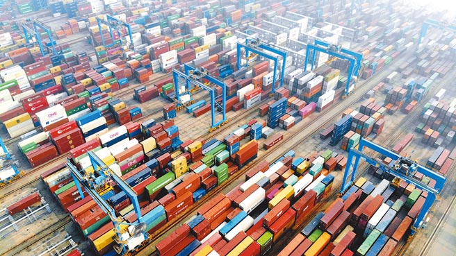 图为正在作业中的山东青岛港全自动化货柜码头。（新华社）