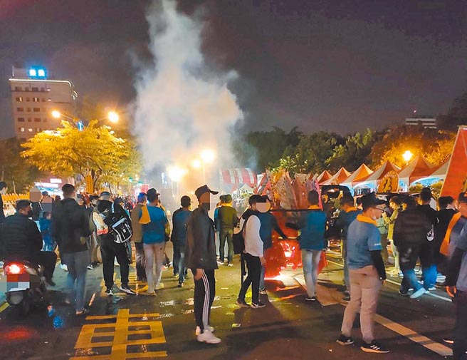 元旦连假期间，台南市区庙会从早遶境到凌晨，挨批扰民。（读者提供／程炳璋台南传真）