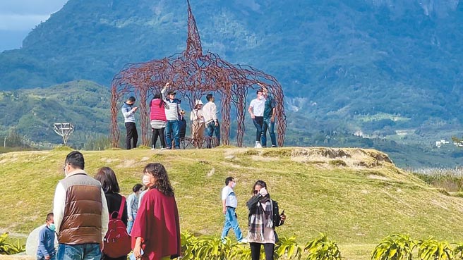 台东观光热点伽路兰游憩区在元旦连假期间涌人潮。（蔡旻妤摄）
