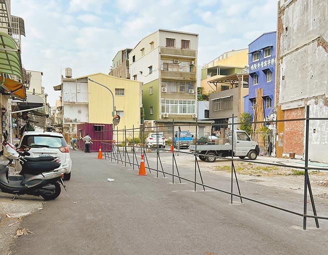 有建商在高雄市鳳山區三誠路一帶要蓋透天建案，聯外道路8米遭限縮成5米，引發民怨。工務局回應，未來還會協商增加為7米寬，消防安全無虞。（高雄市議員李雅靜提供／袁庭堯高雄傳真）