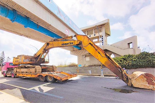 挖土機吊桿撞上天橋，澎湖水族館1周連續2次被撞。（澎湖海洋生物研究中心提供／陳可文澎湖傳真）