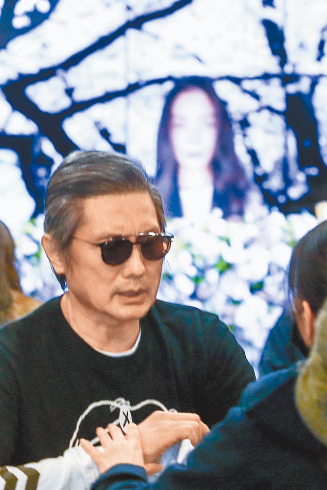 包小柏在女儿的灵堂忙进忙出。（邓博仁摄）。