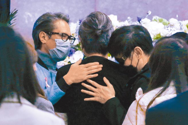 包小松（左起）、包小柏及包伟铭3兄弟相拥悲泣。（邓博仁摄）