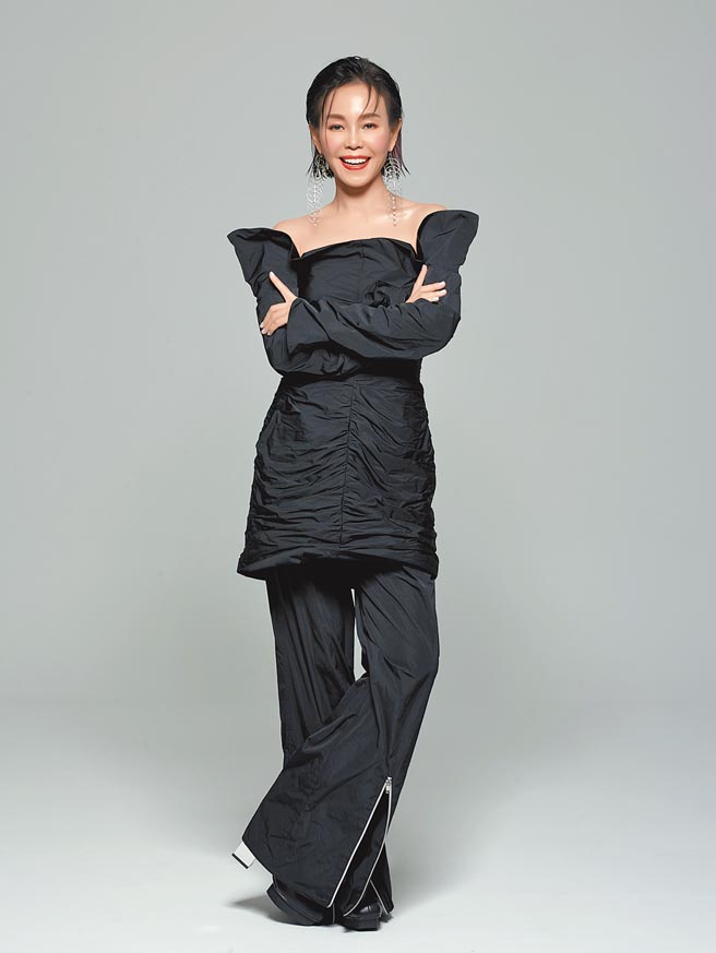 彭佳慧演唱的《茶金》插曲〈诗的第一行〉感动无数歌迷。（索尼音乐提供）