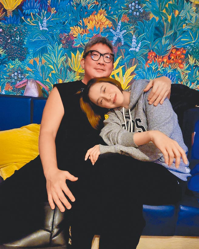 藝人黃小柔（右）和老公王睿結婚將邁入第8年。（摘自臉書）