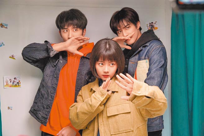 张新成（左起）、谭松韵、宋威龙在《以家人之名》饰演没有血缘关系的偽兄妹。（中视提供）