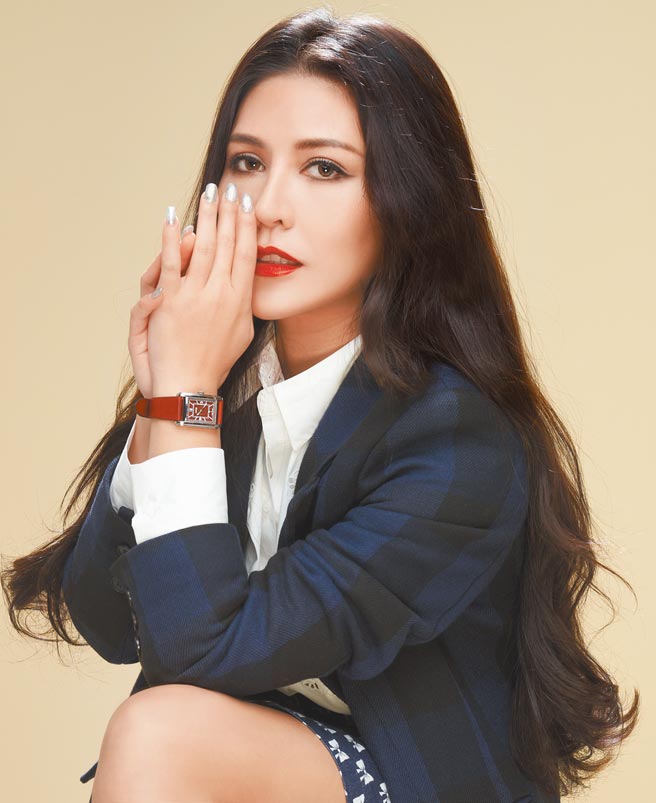 「蓝调女王」艾怡良演唱会当天的开唱时间延到8点半才登场，因为听蓝调歌曲「愈夜愈有Fu」，佩戴ORIS復刻版Rectangular系列方型表，更添復古时尚。（JOJ PHOTO摄，服装提供／Maje）