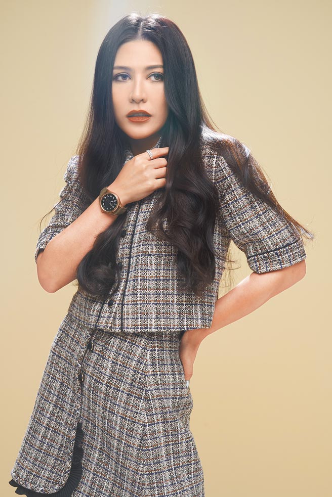 艾怡良斜杠事业大爆发，最近工作满檔，为宣传专辑和演唱会进棚拍摄ORIS时尚专题，爆料自己的恋爱史。（JOJ PHOTO摄，服装提供／ Sandro）