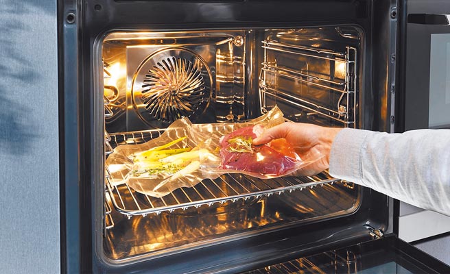 伊莱克斯极致美味900 SteamPro专业舒肥蒸烤箱，拥有25种烹饪模式、内建约260道预设料理食谱，定价13万6000元。（伊莱克斯提供）