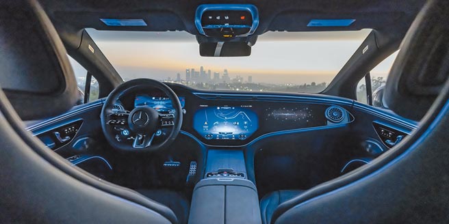 Mercedes-AMG EQS 53 4MATIC+内装极具未来科技感。（DAIMLER提供）